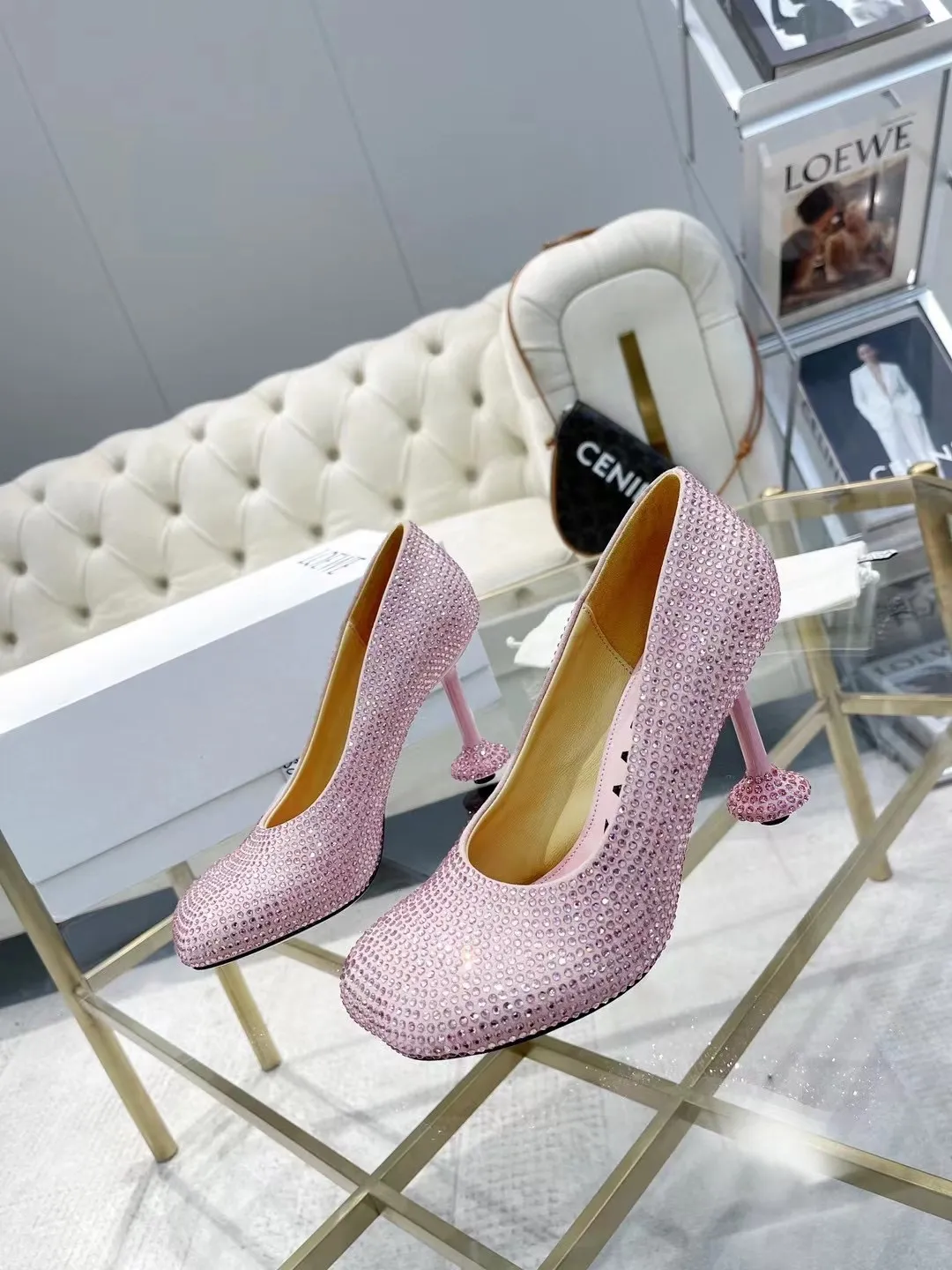 👟👟Ex-factory price 660👟👟 LOEWE‼ ️ New arrival‼ ️Imported genuine leather sole Loewe 2024/aw early spring latest T stage colored diamond series catwalk style 😘😘😘 Upper: imported silk cloth lining: imported water-dyed sheepskin outsole: original molded injection molded leather outsole Heel: original molded 1:1 Heel height: 9.5cm Size: 35-39 (40/41/42/43 custom-made, non-refundable)